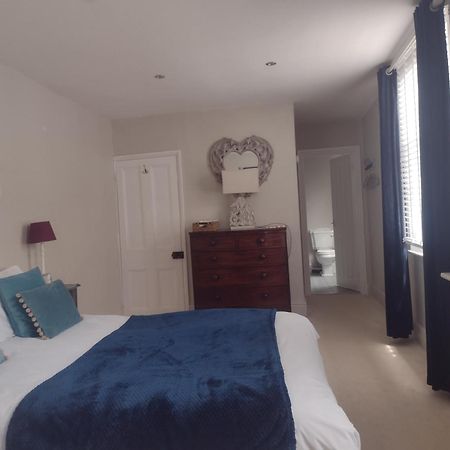 1 Courtyard Mews Apartment เพนแซนซ์ ภายนอก รูปภาพ