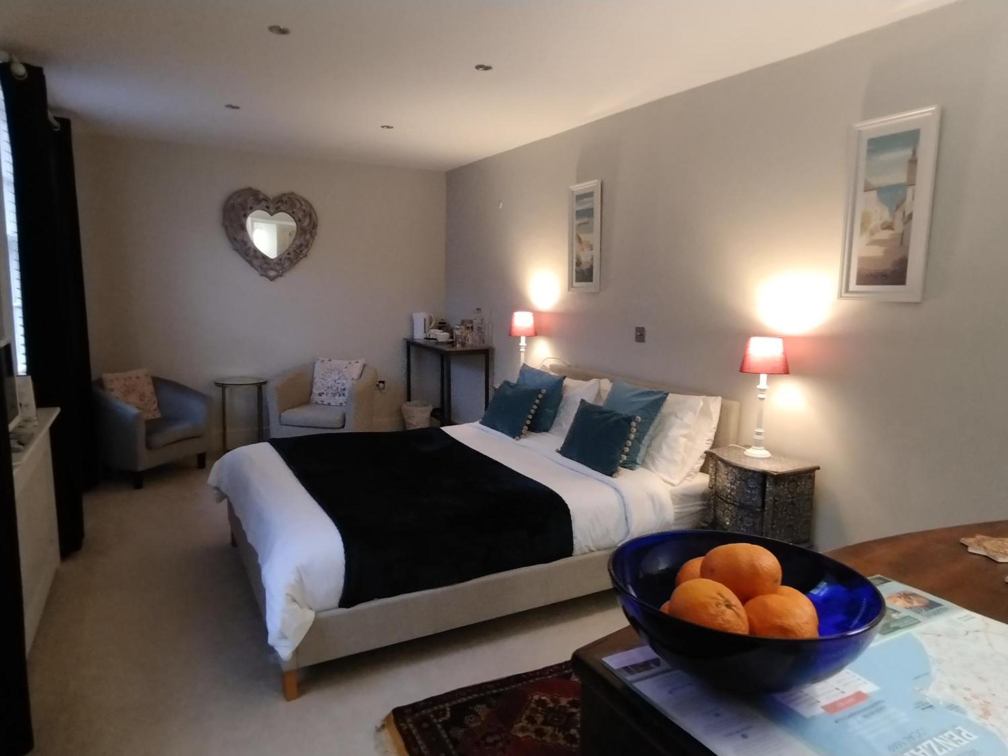 1 Courtyard Mews Apartment เพนแซนซ์ ภายนอก รูปภาพ